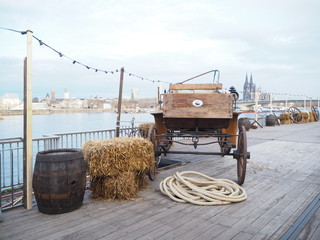 Obraz premium horse carrige along the rhine river in Cologne, Germany