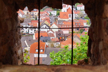 Blick von einem Burgfenster auf eine die Ortschaft Bad Münster am Stein am Ebernburg