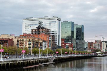 Obraz premium Spanien - Baskenland - Bilbao - Puente Zubizuri