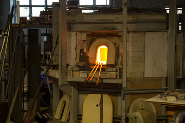 Glas zum mundblasen liegt im Ofen bereit in einer Glasmanufaktur