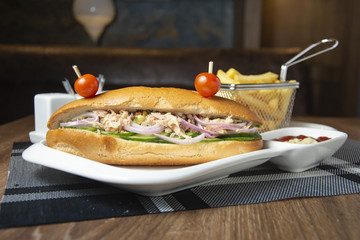 Tuna sandwich with onion