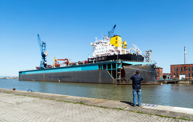 Schiff im Trockendock zur Reparatur im Hafen von Bremerhaven, Norddeutschland