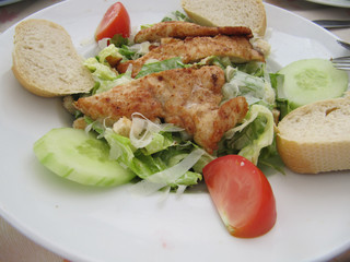 Salat mit Brot und Fleischbeilage