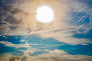 Sonne mit Wolken und blauer Himmel