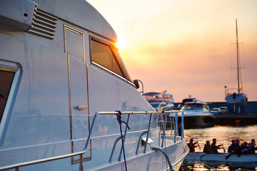 Fototapeta premium Vibrant colorful sunset on sailing boat in a yacht harbor