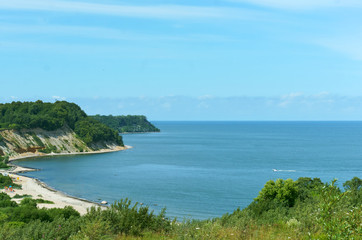 Obraz premium Sea surface. Headland on the seashore. Meandering sea shore. Sea backwater.