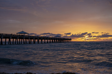 Fototapeta na wymiar Sunrise at the pier