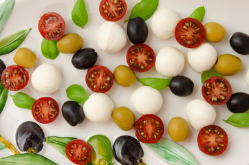 Tomaten, Oliven, Mozzarella und basilikum