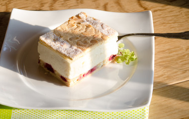 Schweizer Bienenstich auf Teller