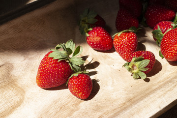 Fragole su vassoio di legno
