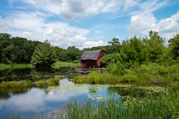 Obraz premium sinking old red barn