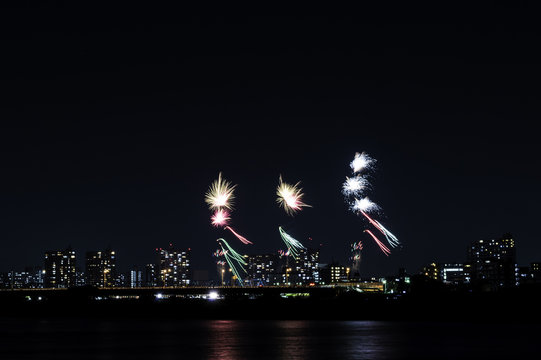 花火と多摩川stock Photo Adobe Stock 花火と多摩川stock Photo Adobe Stock