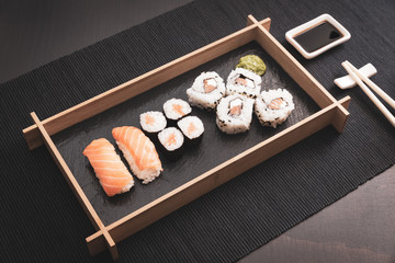 Sushi, a typical Japanese food prepared with a base of rice and various raw fish. To which is added, according to the variants. It can be accompanied by soy sauce.