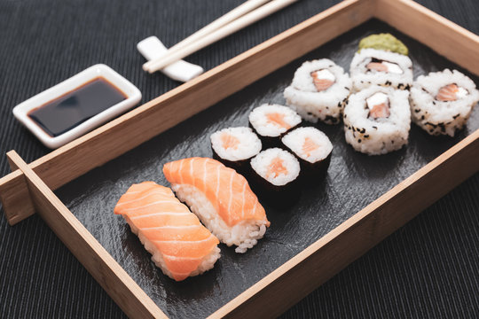 Sushi, a typical Japanese food prepared with a base of rice and various raw fish. To which is added, according to the variants. It can be accompanied by soy sauce.