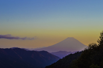 柳沢峠から富士山を望む