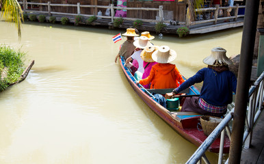 Obraz premium Thai women and man are traveling