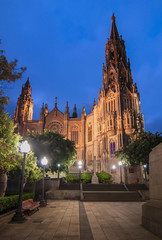 Fototapeta na wymiar Night view of the facade of the church of Arucas in Gran Canaria, Spain