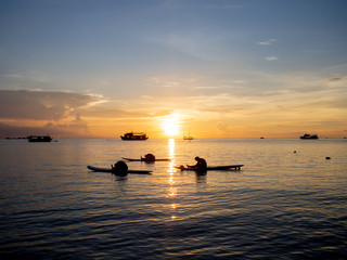 Naklejka premium Yoga On Stand-Up Paddle Board at Tropical Island in Thailand