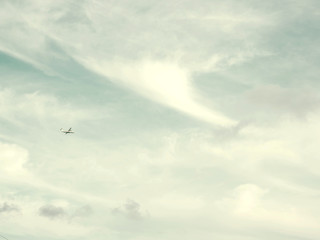 The plane flies against the sea