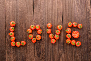 Fototapeta na wymiar トマトで並べた文字「LOVE」