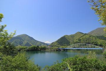 丹沢湖大仏大橋と富士山