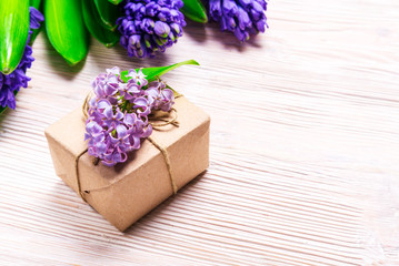 Obraz na płótnie Canvas Gift box and Hyacinth flowers on wood backgroubd
