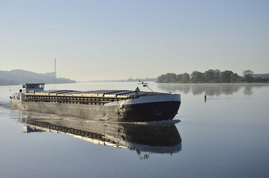 Frachtschiff auf der unterelbe bei Geesthacht