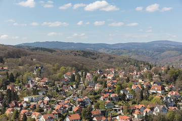 Fototapeta na wymiar Häuser vor dem Berg Brocken in Wernigerode