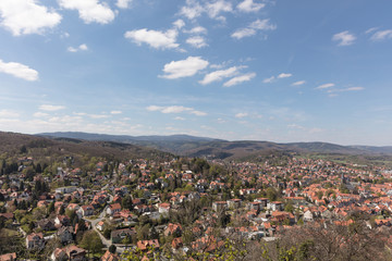 Stadt Wernigerode mit Harz Gebirge und Berg Brocken