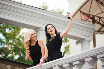 Obraz premium two girls doing selfie