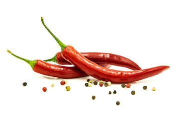 Peperoni auf weißem Hintergrund mit Pfeffer