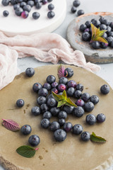 Heidelbeeren auf grauen Hintergrund 