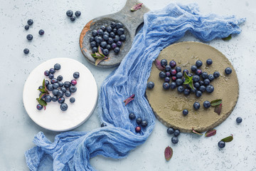 Heidelbeeren auf grauen Hintergrund 