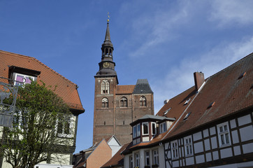 Fototapeta premium Stephanskirche über den Dächern der Altstadt, Tangermünde