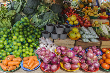 Market stall with fruits and vegetables / Market stall at a farmers market with fresh fruits and vegetables.