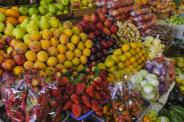 Market stall with fruits and vegetables / Market stall at a farmers market with fresh fruits and vegetables.
