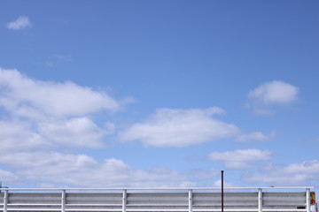 ガードレールの奥に広がる空