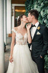 Fototapeta premium Wedding couple kissing on the street