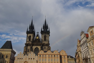 Fototapeta premium Kirche in Prag mit Regenbogen