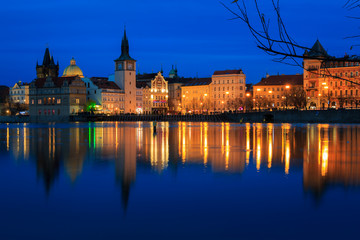Fototapeta na wymiar Prag an der Moldau mit Karlsbrücke und Dom in Tschechin zur Blauen Stunde