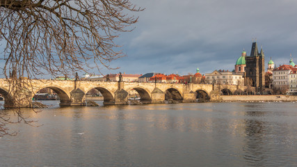 Fototapeta premium Prag an der Moldau mit Karlsbrücke und Dom in Tschechin