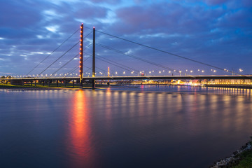 Fototapeta na wymiar Rheinkniebrücke beleuchtet
