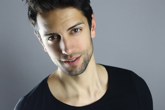 Portrait d' un bel homme brun 