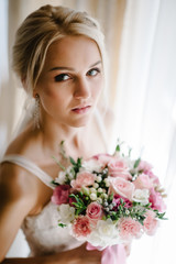 Naklejka premium Young attractive bride with bouquet flowers.