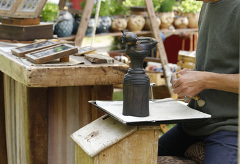 Mann spannt sägeblatt in die Säge