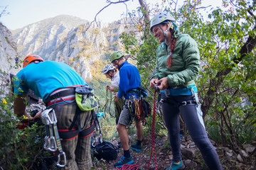 Escalades Prepare For Climbing  On Mountain