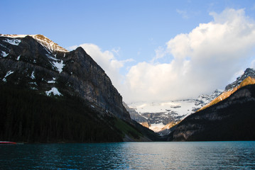 Obraz premium 春のカナディアン・ロッキー バンフ国立公園 夜明けのレイク・ルイーズ（カナダ）