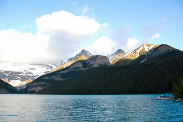 春のカナディアン・ロッキー　バンフ国立公園　夜明けのレイク・ルイーズ（カナダ）