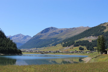 Fototapeta na wymiar lago montagna