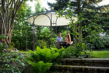 entspannt im Garten sitzen